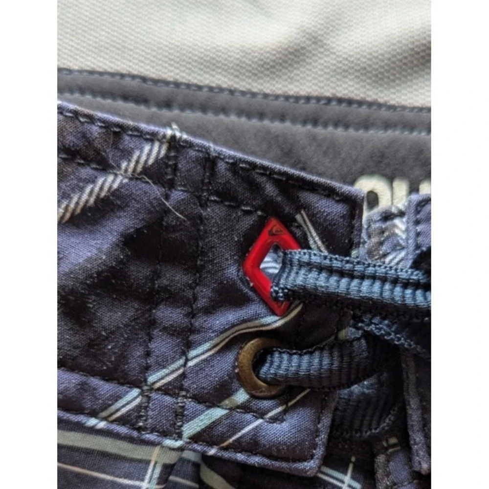 Quicksilver Cypher Wonderland Men Size 36-38 Red white navy blue Board Shorts